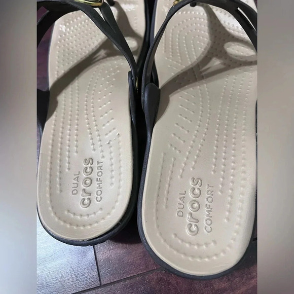 Crocs Sanrah Women’s Sandals Embellished Dual Comfort Flip Flops Brown/Tan Sz 11 - Picture 3 of 10